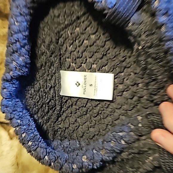 Small plush pullover - Picture 2 of 5